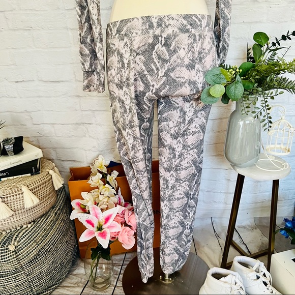 Snake Print Lounge Set - Picture 6 of 11